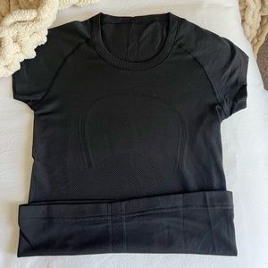 Black short sleeve Lululemon swiftly tech